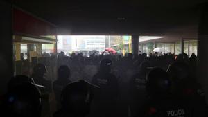 Incidents entre estudiants i Mossos per un acte constitucionalista a la UAB