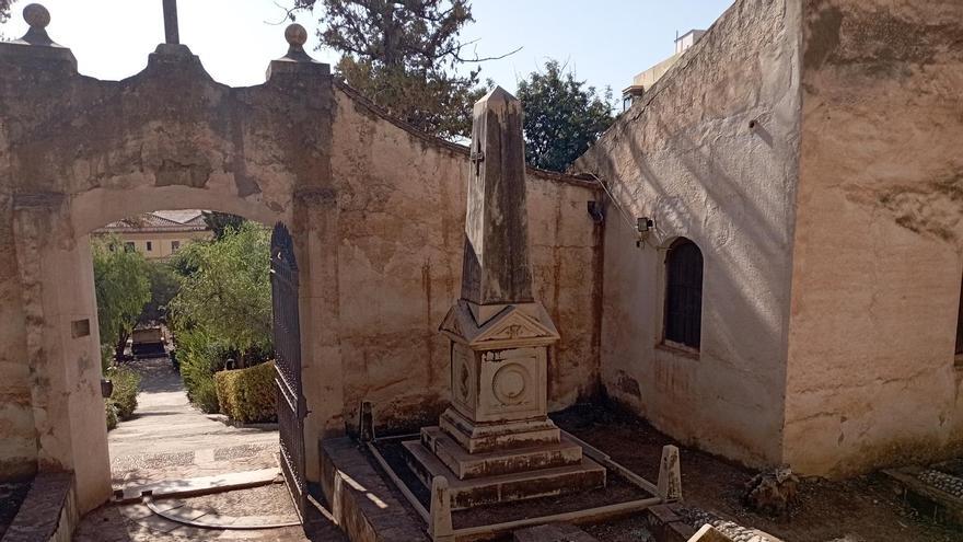 Monumento funerario de George Hodgson, en el recinto primitivo del Cementerio Inglés, esta semana.