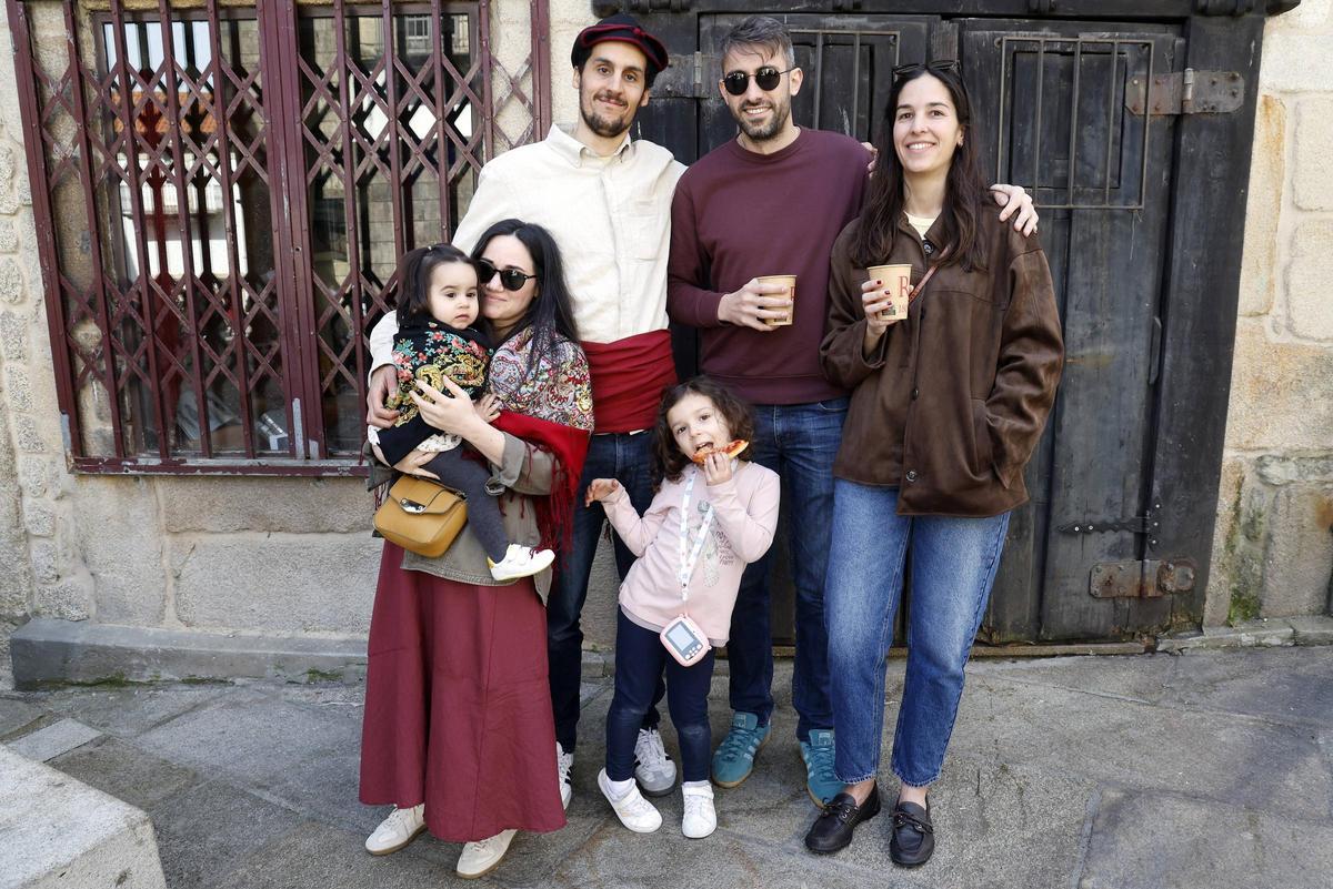 Un grupo de amigos disfrutaban del último día de celebración