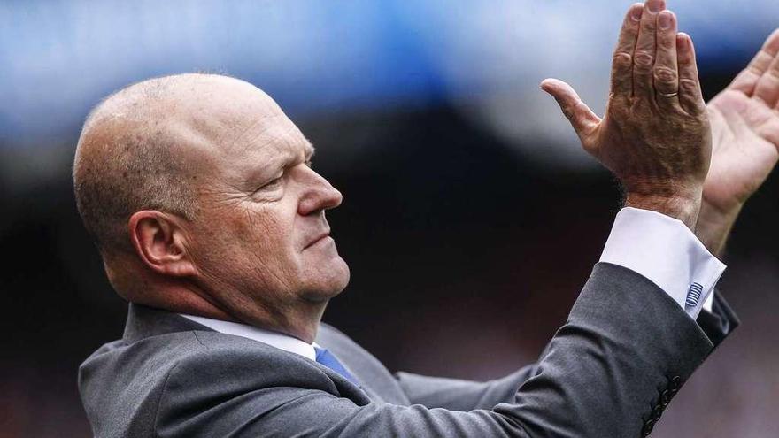 Pepe Mel aplaude a sus jugadores durante el partido de ayer en Riazor contra el Barcelona.