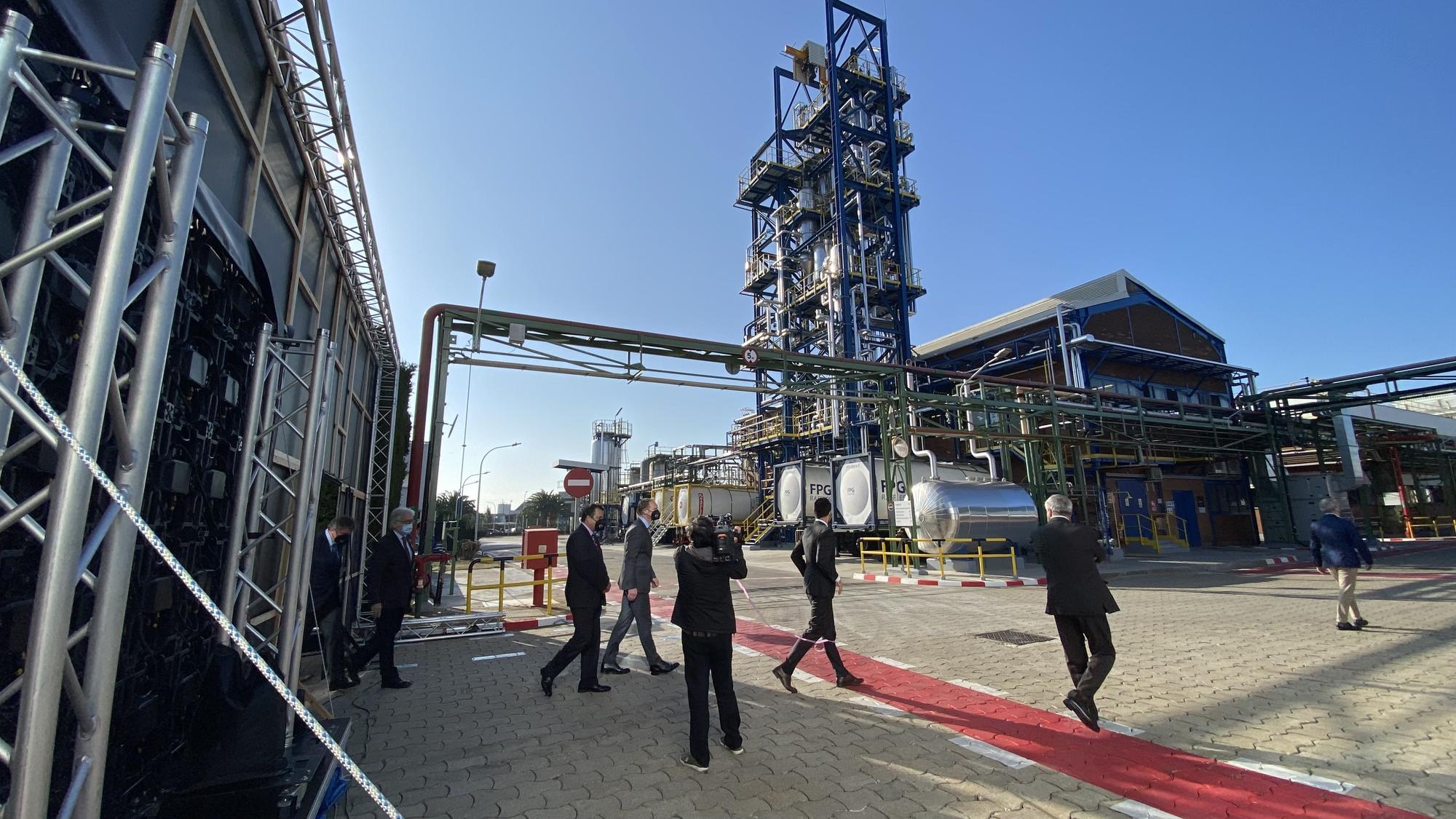 Collboni (el primero a la derecha) y Torrent (tercero), junto a los responsables de Covestro, durante la inauguración de la planta de la Zona Franca de Barcelona.