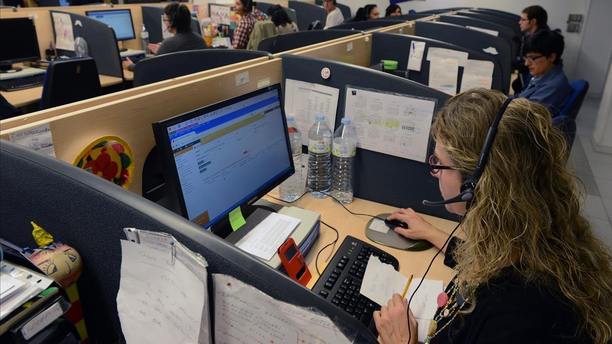 BARCELONA 24 DE NOVIEMBRE DEL 2014  TEMA PARA EL SUPLEMENTO  MAS PERSONAS  SOBRE LA FUNDACIO ESCLEROSI MULTIPLE (FEM)  EN LA IMAGEN APARECE EL CENTRE ESPECIAL DE TREBALL (CET) Y  EN CONCRETO  LA ZONA DONDE SE LLEVAN A CABO TAREAS DE CALL CENTER  FOTO DE MONICA TUDELA