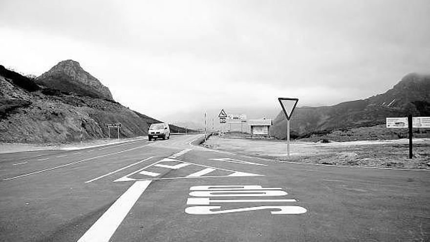 Carretera del puerto de Tarna, en el alto, ya arreglada en su vertiente leonesa.