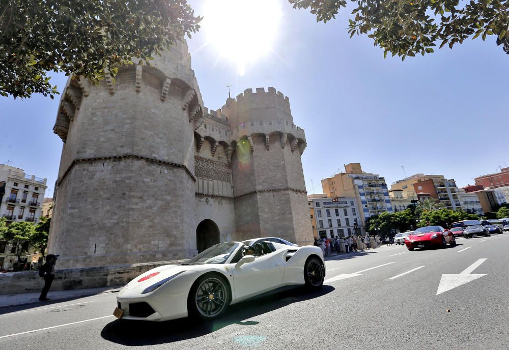 Desfile de Ferrari por València en su 70 aniversario