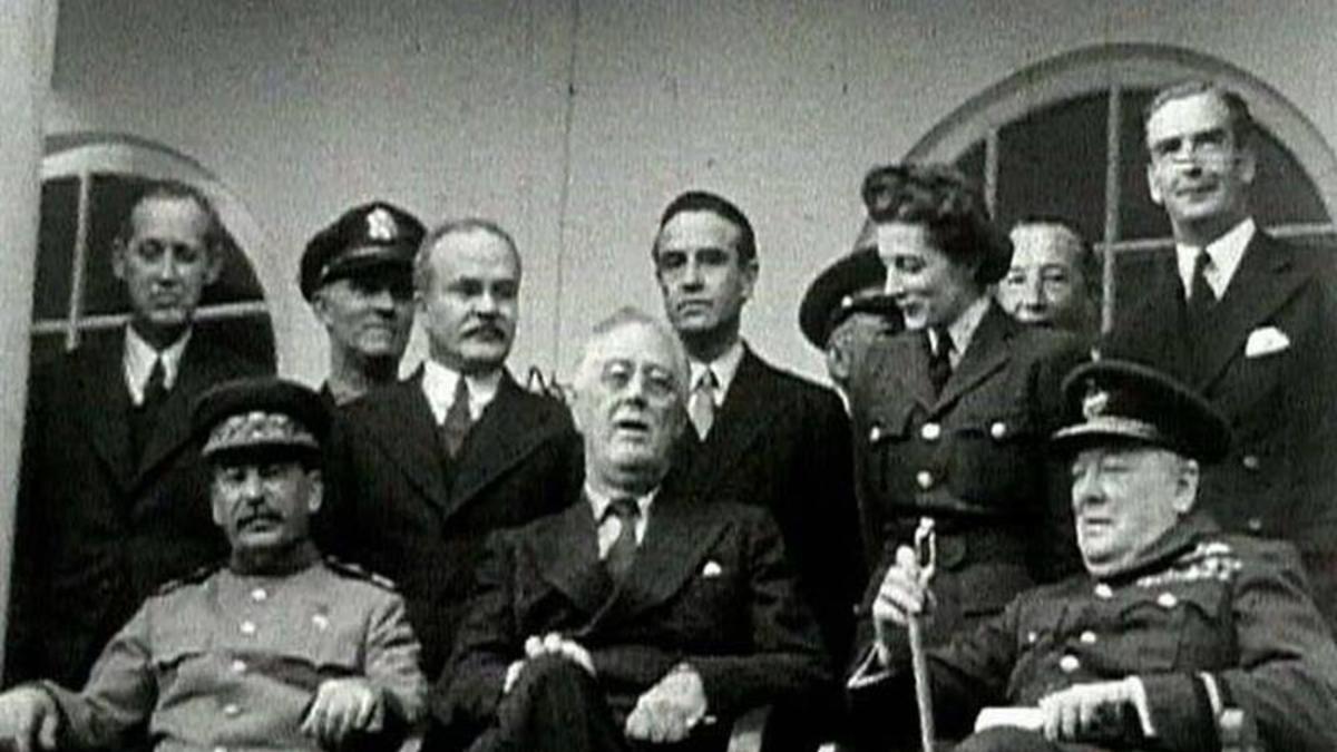 Franklin Delano Roosevelt (centro) junto a Stalin (izquierda) y Churchill (derecha), en la Conferencia de Teherán, en Irán, el 1943.