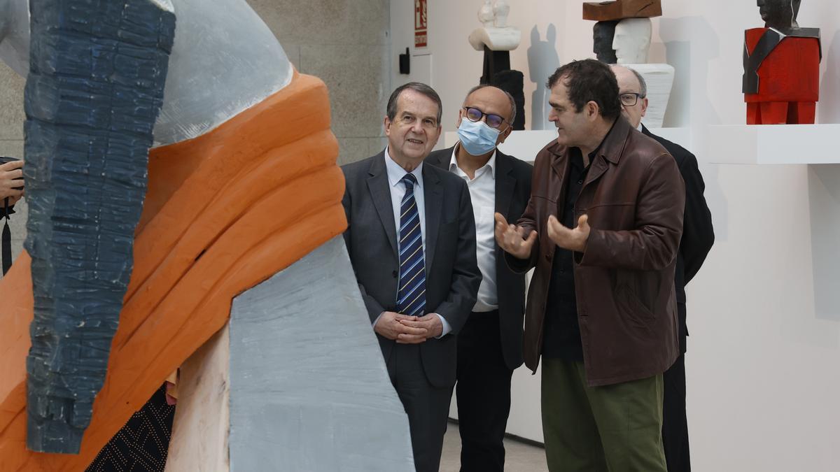 Francisco Leiro conversa con el alcalde de Vigo Abel Caballero en la inauguración de Antropomorfos.