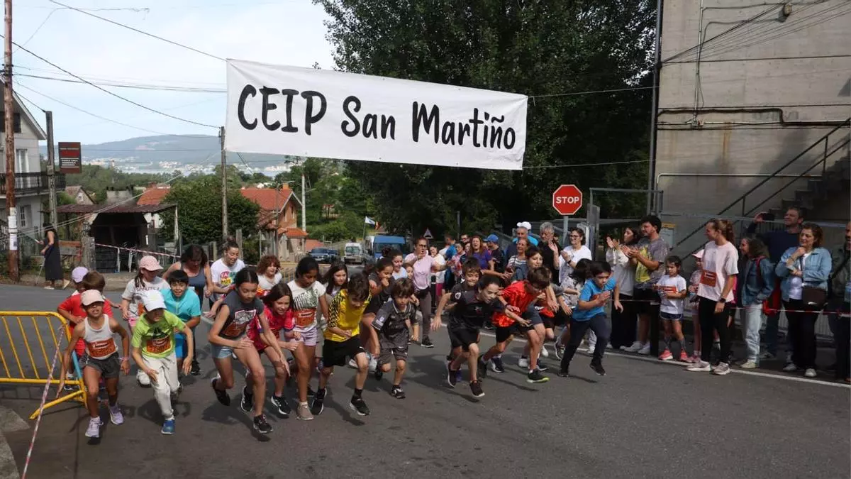 El CEIP San Martiño de Salcedo llena de carreras y emoción las calles de la parroquia