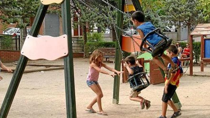 Nens jugant en un parc al sector del Llobet de Sant Joan