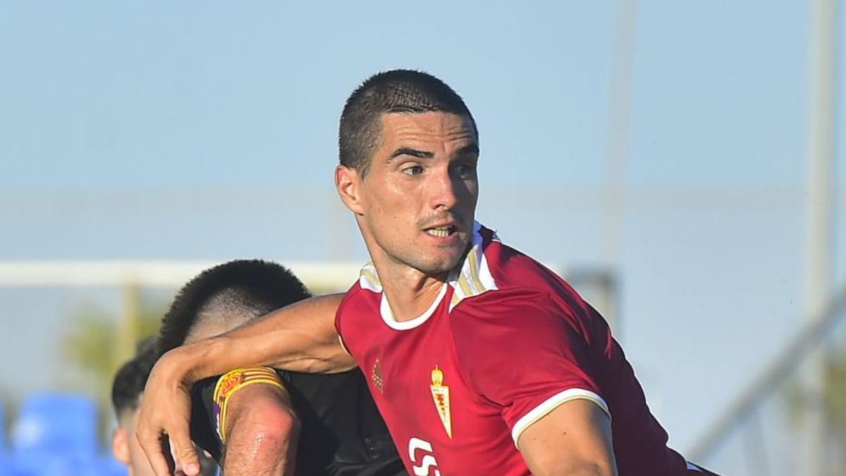 El central Iván Casado ante el Mallorca B.  | IVÁN URQUÍZAR