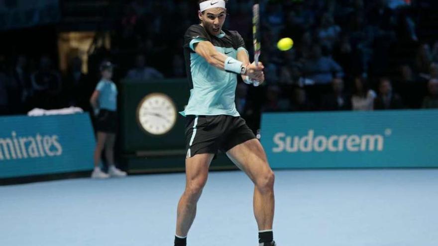 Rafa Nadal golpea la bola durante el partido de ayer frente a Murray.