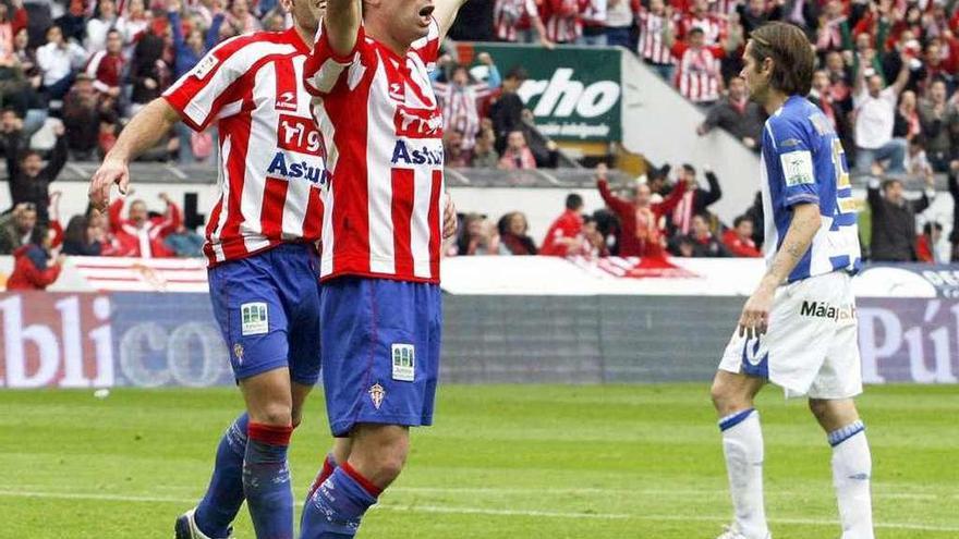 Kike Mateo y David Barral celebran el autogol de Helder Rosario, que se lamenta en el suelo.