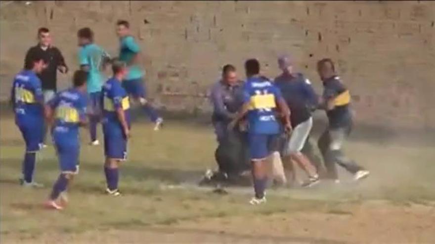 Brutal paliza a un árbitro en Argentina tras pitar un penalti