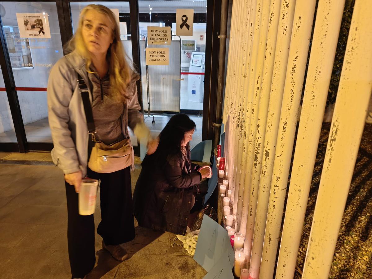 Velas en recuerdo de Ana a las puertas del centro de salud de Benicàssim.