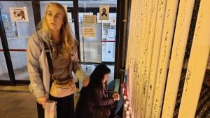 Velas en recuerdo de Ana a las puertas del centro de salud de Benicàssim.