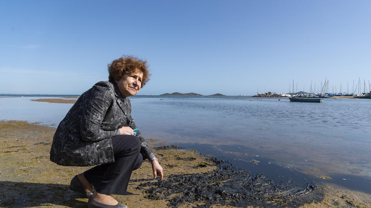 La eurodiputada Tatjana Ždanoka, jefa de la misión al Mar Menor, junto a unos fangos en Los Urrutias.