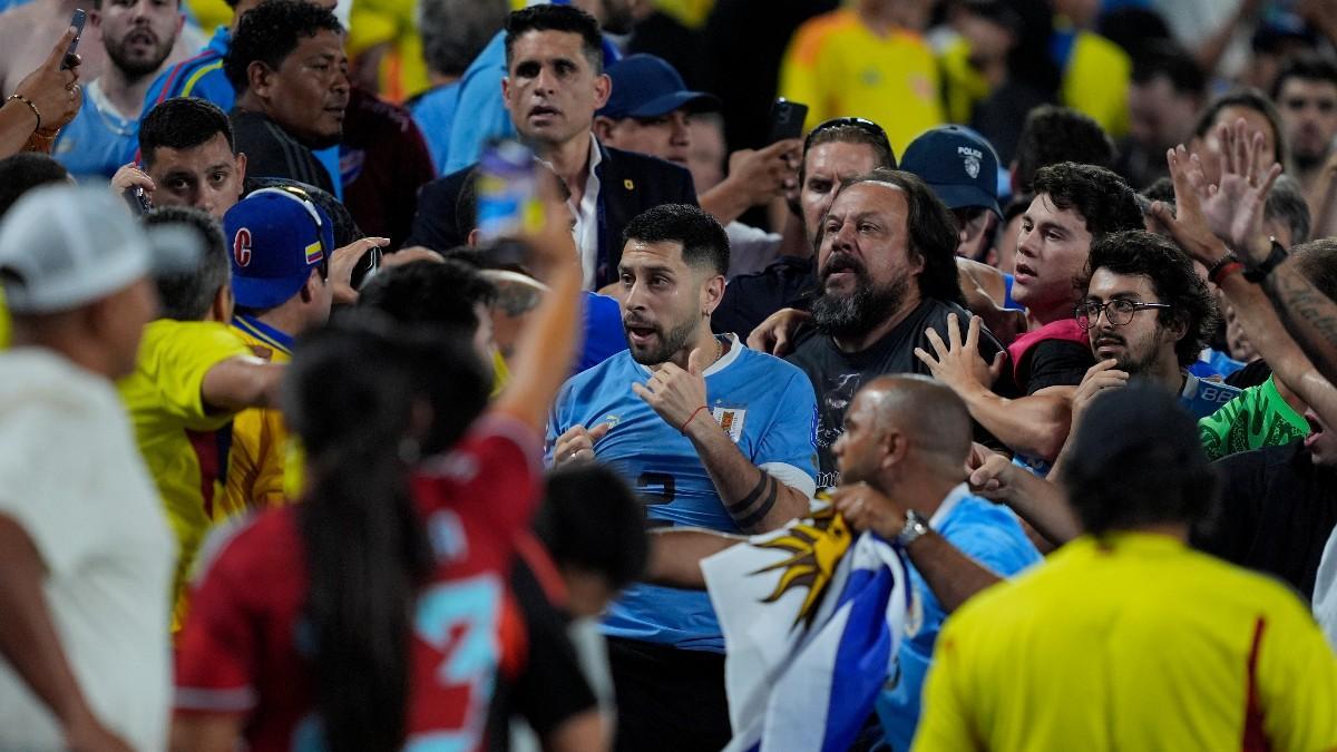 Un momento del enfrentamiento entre los jugadores uruguayos y aficionados colombianos