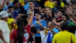 Un momento del enfrentamiento entre los jugadores uruguayos y aficionados colombianos