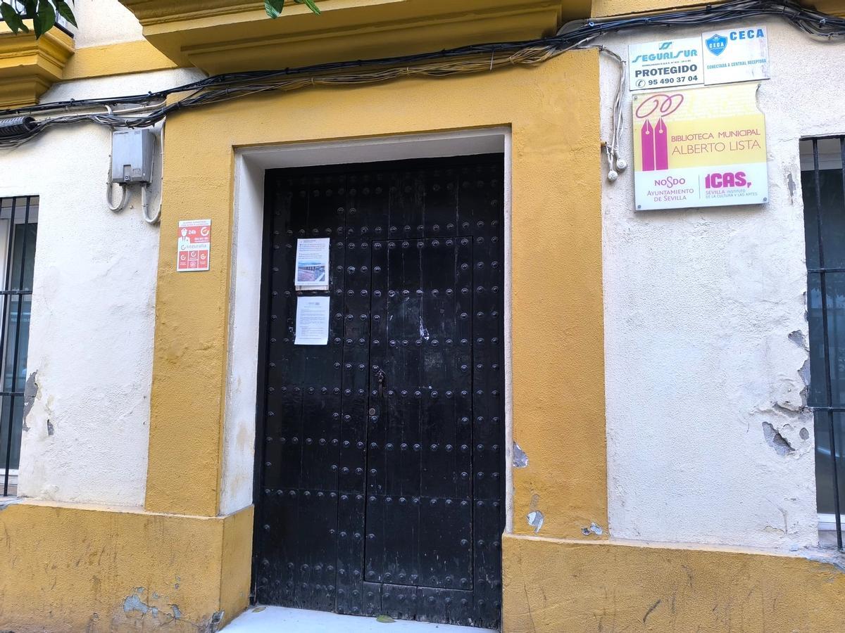 La biblioteca pública Alberto Lista cerrada en una imagen del 24 de abril de 2026.