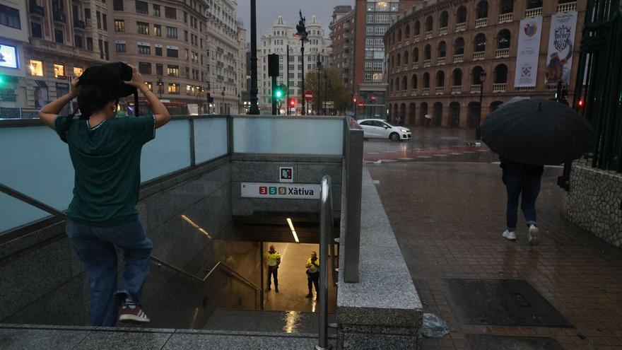 Las fuertes lluvias afectan a los desplazamientos en València