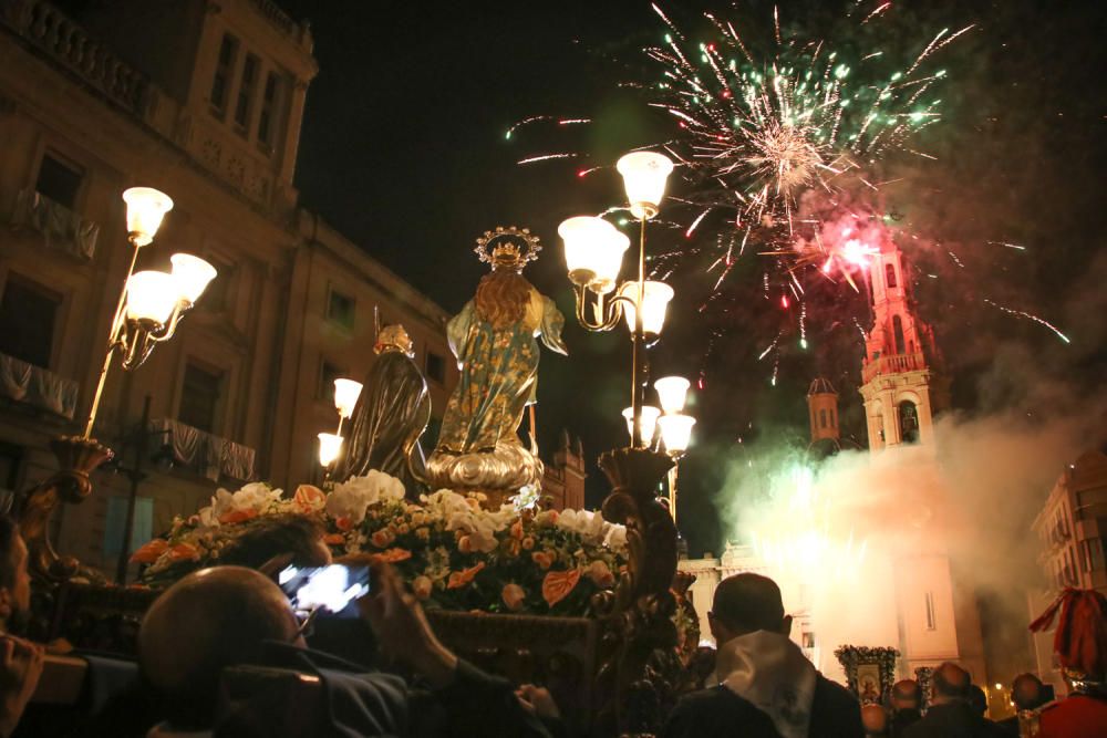 Alcoy muestra su devoción a la Virgen de los Lirios con miles de flores.