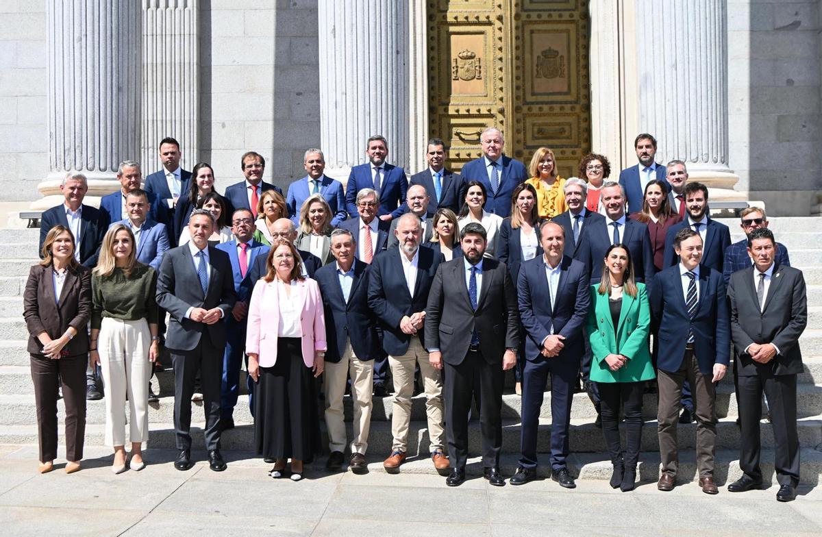 Los diputados del PP de Alicante y Murcia junto a los representantes de los regantes en el Congreso de los Diputados