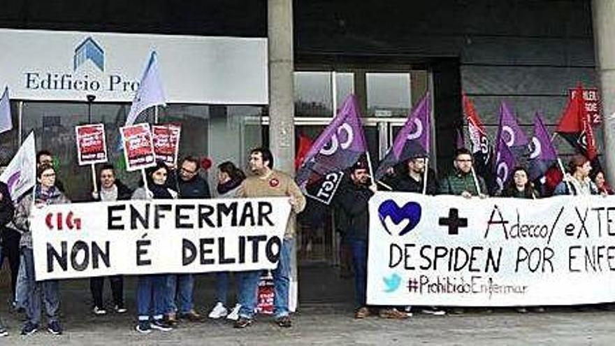 Concentración de protesta contra el despido por enfermar frente a la sede de Extel en A Coruña.