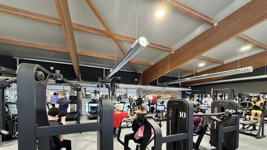 L'Escala reobre la sala de fitness amb maquinària de tencologia avançada de nova generació