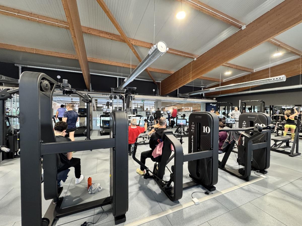 La sala de fitness renovada.