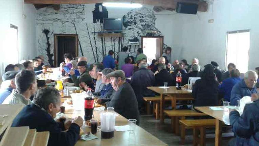 La población disfruta de la comida de hermandad tras realizar el trabajo de campo.