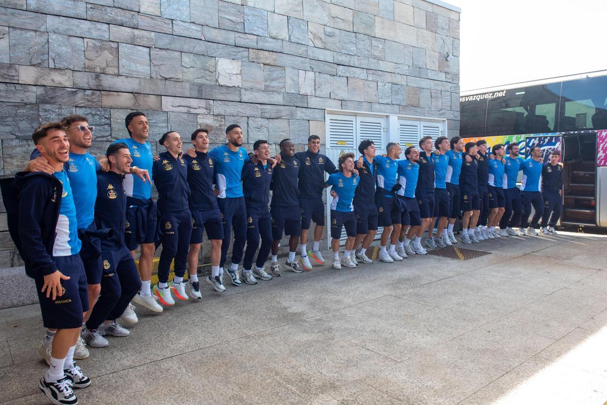 La afición acude en masa a Alvedro para recibir al Dépor tras la victoria en Cádiz