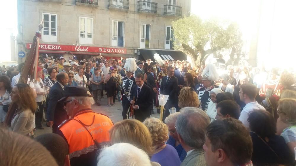 La imagen del Cristo de la Victoria abandona la Colegiata y se inicia la procesión.