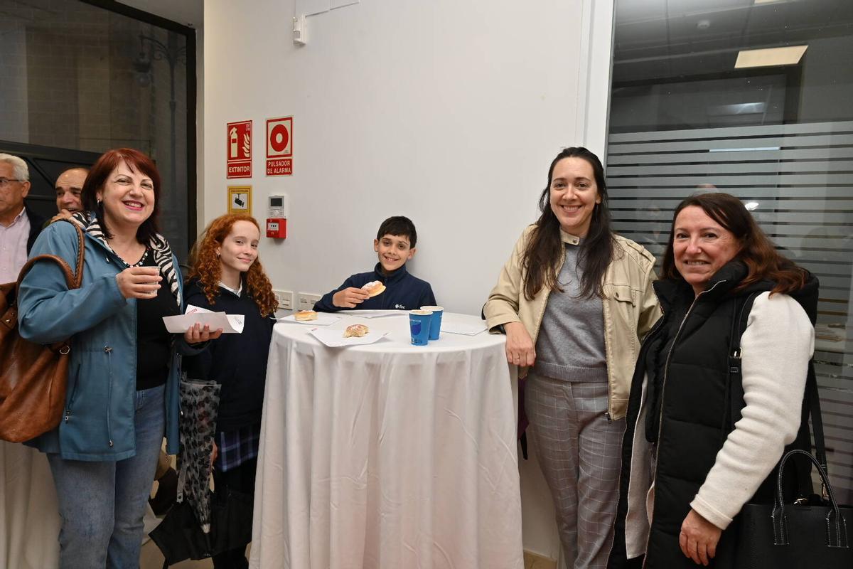 Los pacenses disfrutan de su bollo de leche, chocolate y café en la inauguración de la nueva sede de La Crónica de Badajoz.