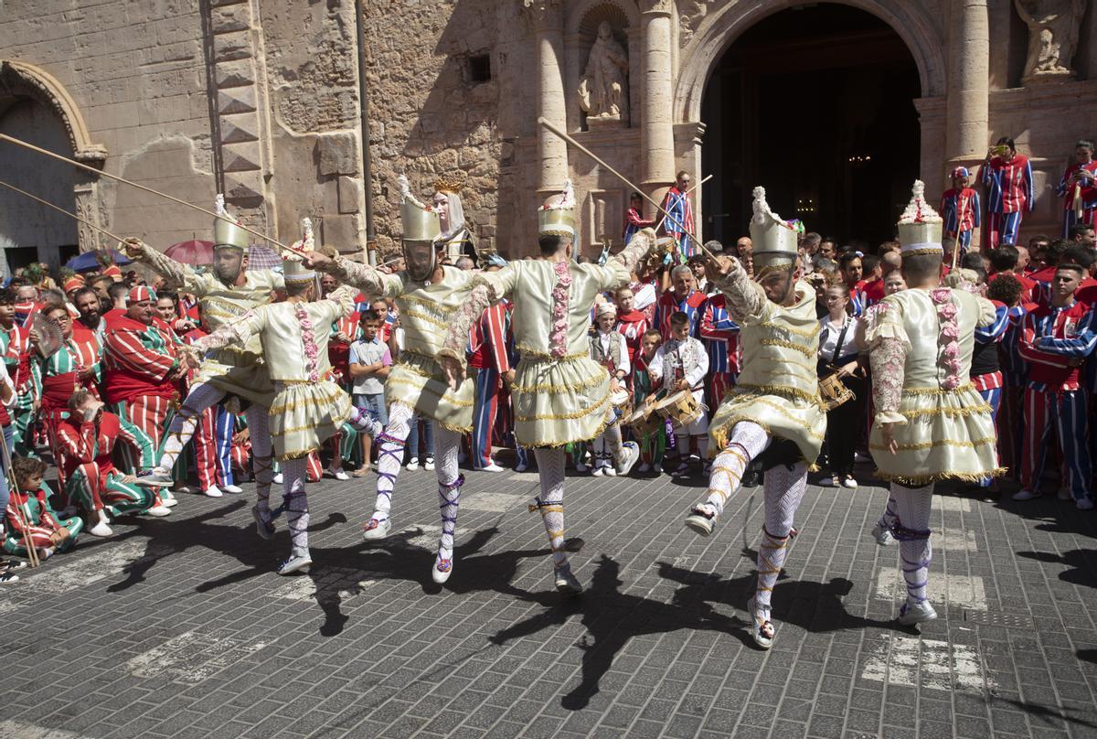 El baile de Els Tornejants de Algemesí durante la Processoneta del Matí.