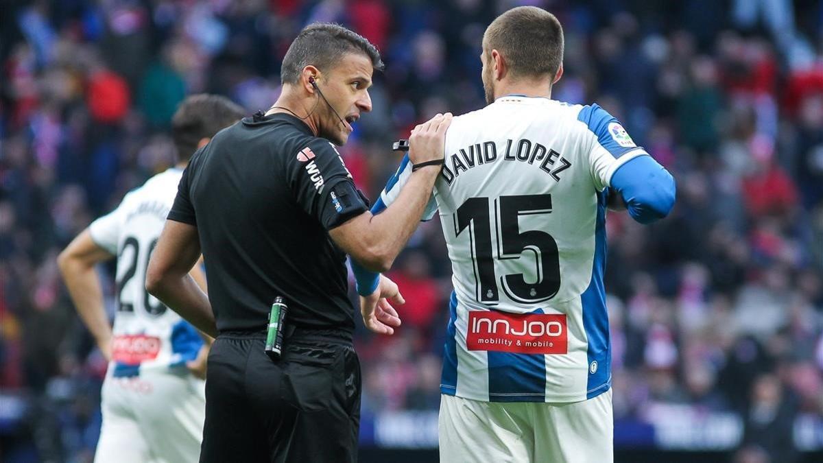 David López protesta al árbitro en un partido reciente del Espanyol.