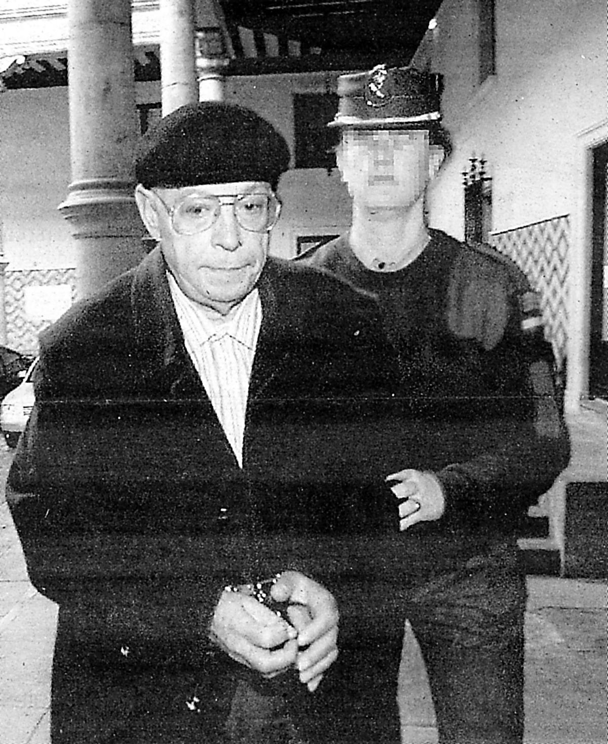 El acusado llega al juzgado escoltado por la Guardia Civil.