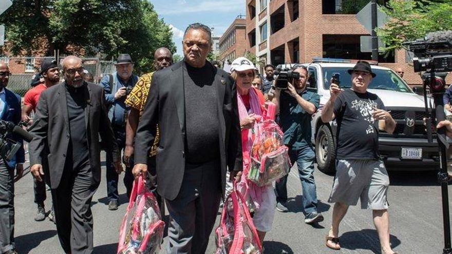 EEUU: Jesse Jackson entrega comida a los activistas atrincherados en la embajada venezolana