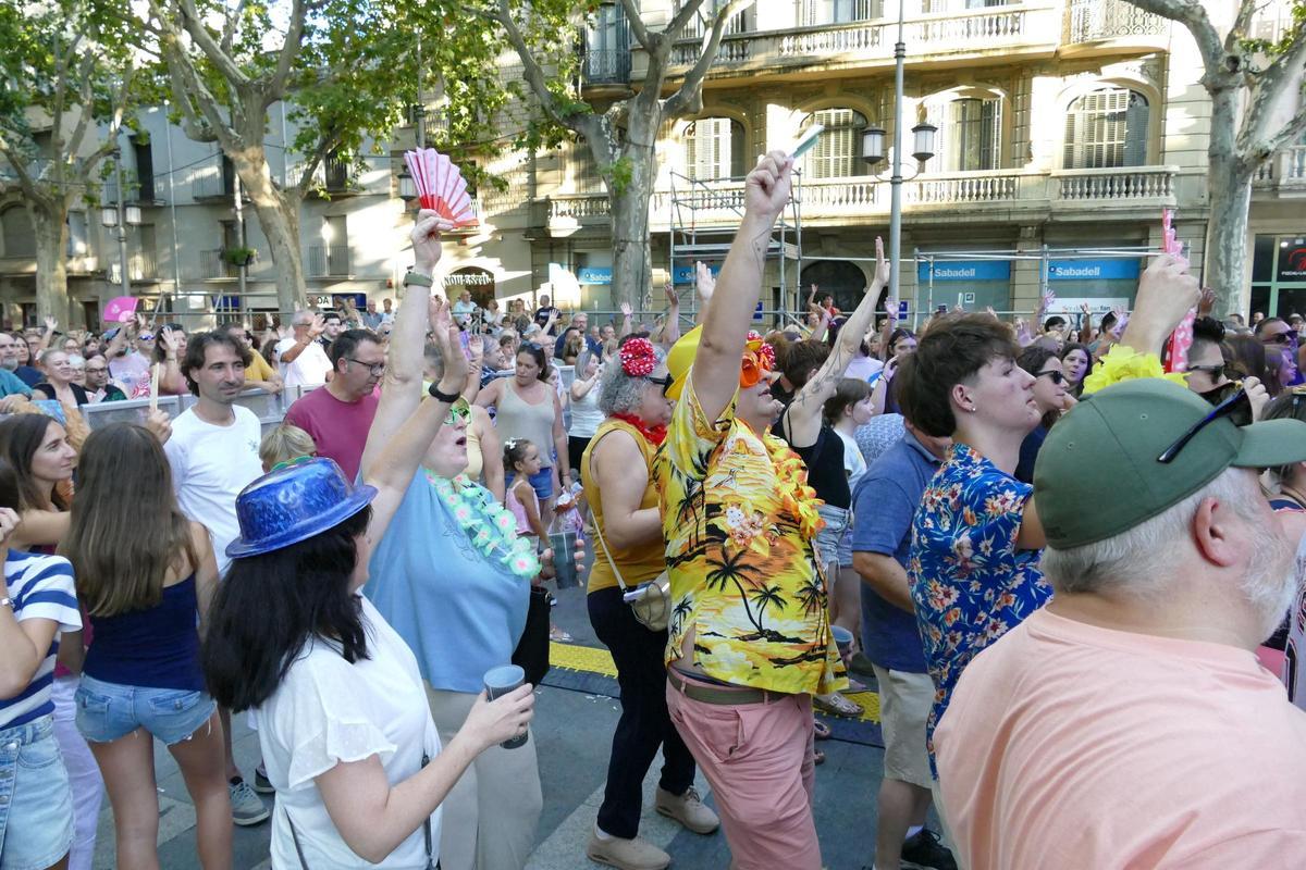 EN IMATGES | L'Acústica acaba amb tota la Rambla ballant al ritme de l'Orquestra Di-versiones, Locomía i Dj Paski EN IMATGES | L'Acústica acaba amb tota la Rambla ballant al ritme de l'Orquestra Di-versiones, Locomía i Dj Paski