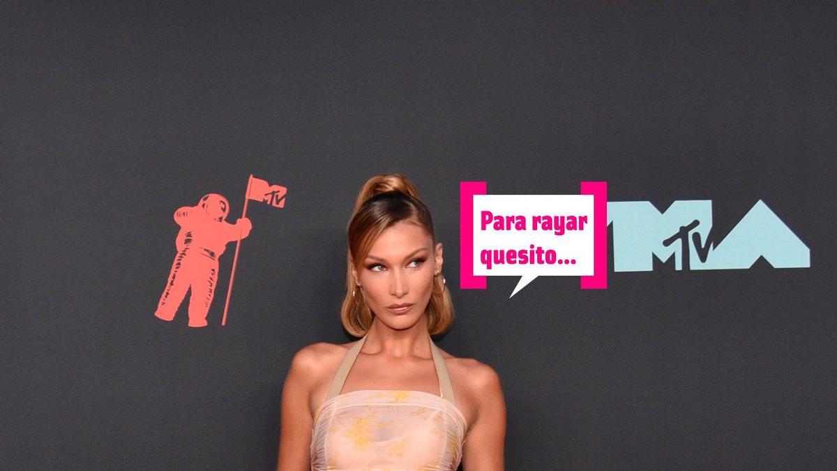 Bella Hadid con modelito de Charlotte Knowle