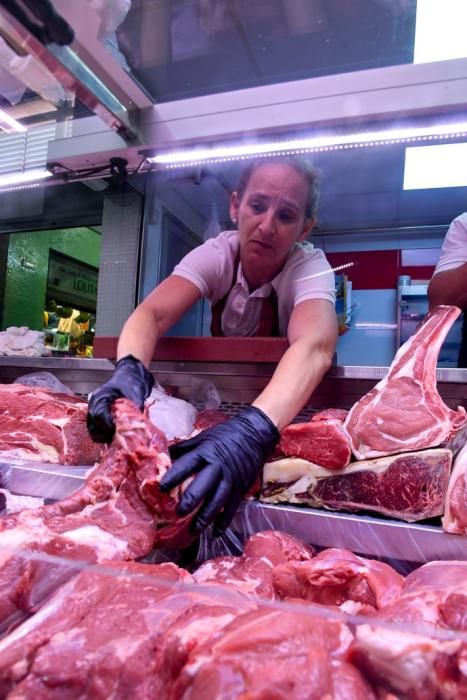 27-03-20  GRAN CANARIA.CIUDAD.  LAS PALMAS DE GRAN CANARIA. Fotos de lo bien abastecidos que están los mercados de frutas, verduras, carnes y pescados.  Fotos: Juan Castro.  | 27/03/2020 | Fotógrafo: Juan Carlos Castro