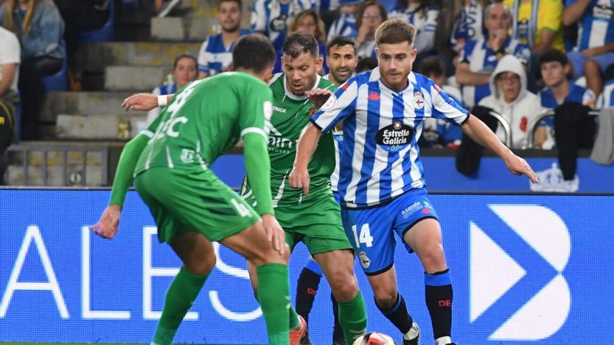 Cayarga encara a un rival en el partido contra el Cornellà en Riazor. |  // CARLOS PARDELLAS