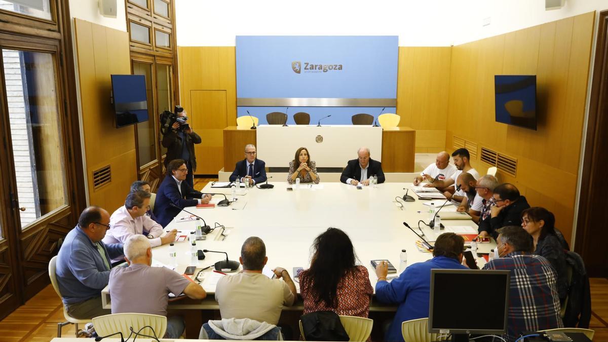 Reunión en el Ayuntamiento de Zaragoza entre empresa y trabajadores del bus urbano