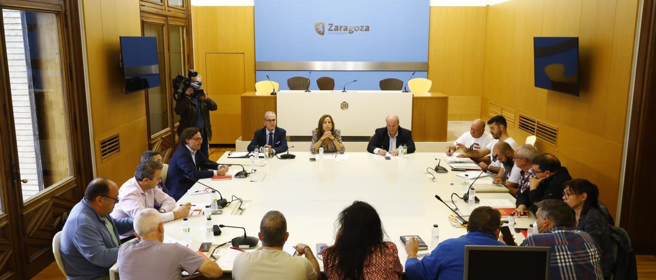 Reunión en el Ayuntamiento de Zaragoza entre empresa y trabajadores del bus urbano