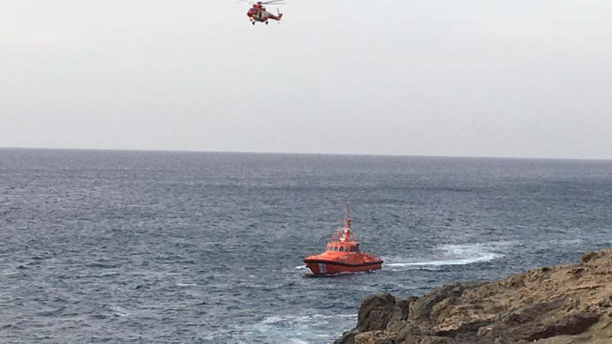 El helicóptero del GES y una de las Salvamar de Salvamento Marítimo, ayer durante la búsqueda en Aguas Verdes.