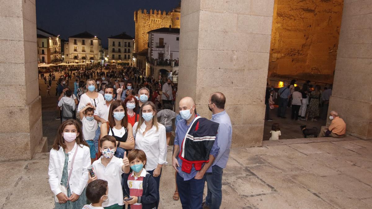 Público a la espera de poder acceder al edificio consistorial.