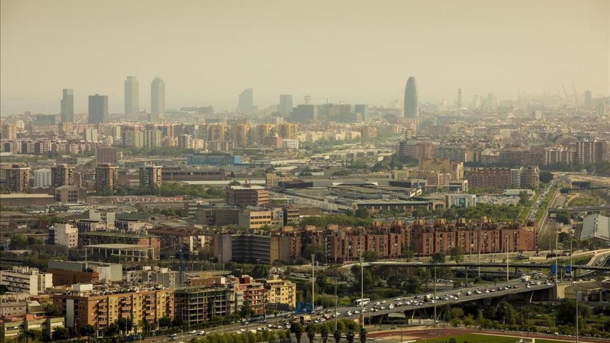Contaminación sobre Barcelona en una vista desde el barrio de Singuerlín, en Santa Coloma