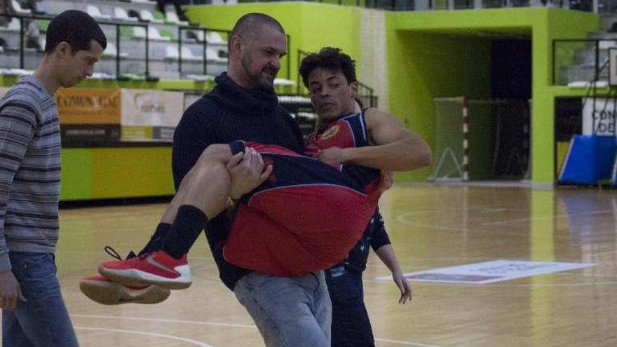 José Enrique Henríquez, en el momento de ser retirado. // R. R.