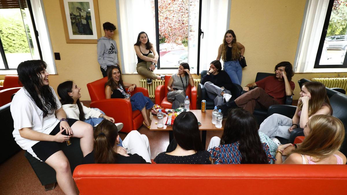 Varios estudiantes se reúnen en los sofás del C.M. Pedro Cerbuna.