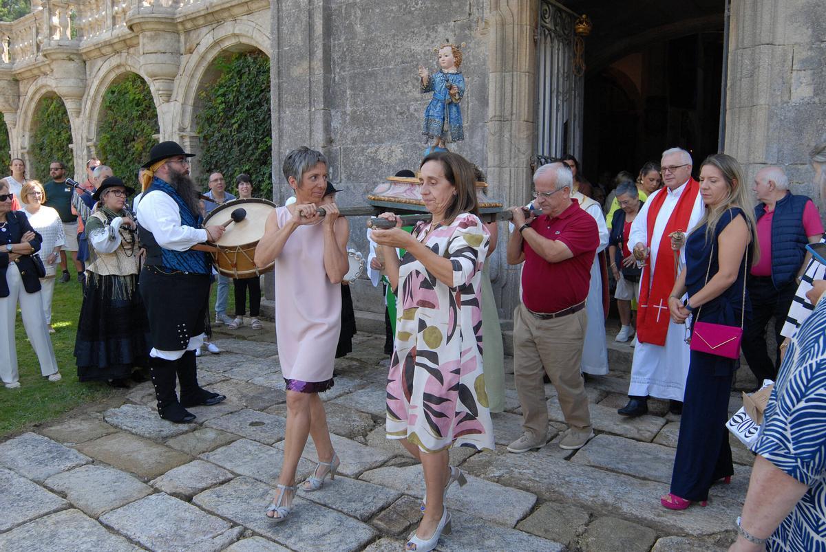Es el último domingo del mes de agosto, el día más especial del año en el Pazo de Oca. Como marca la tradición y coincidiendo con la celebración del Sagrado Corazón, el duque de Segorbe, Ignacio Medina y Fernández de Córdoba y la princesa María de la Gloria de Orleans y Bragança abren las puertas del conocido como «Versalles gallego» para recibir una vez más a sus amigos. Es el último domingo del mes de agosto, el día más especial del año en el Pazo de Oca. Como marca la tradición y coincidiendo con la celebración del Sagrado Corazón, el duque de Segorbe, Ignacio Medina y Fernández de Córdoba y la princesa María de la Gloria de Orleans y Bragança abren las puertas del conocido como «Versalles gallego» para recibir una vez más a sus amigos.