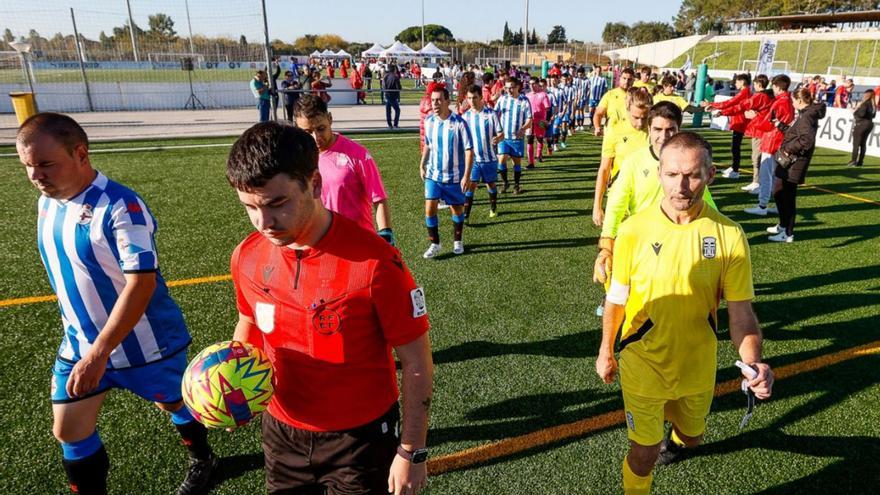 Salida al campo de los jugadores del Dépor Genuine y del Cartagena el pasado domingo. |  // RCD