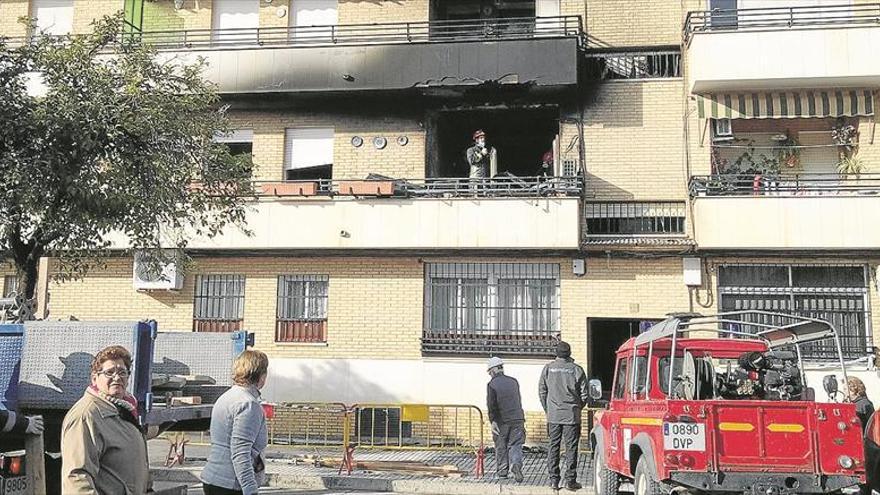 Rescatan a un hombre de 77 años de un incendio